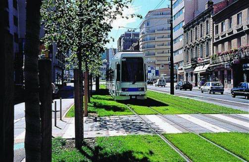 Le fameux Tram de Saint-Etienne, une ville dcidment trs verte !